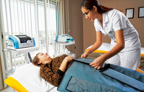 Медсестра ухаживает за пациентом центра Нобель