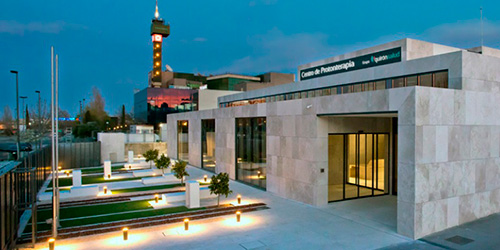 How is proton therapy performed at the Quironsalud Proton Therapy Center?